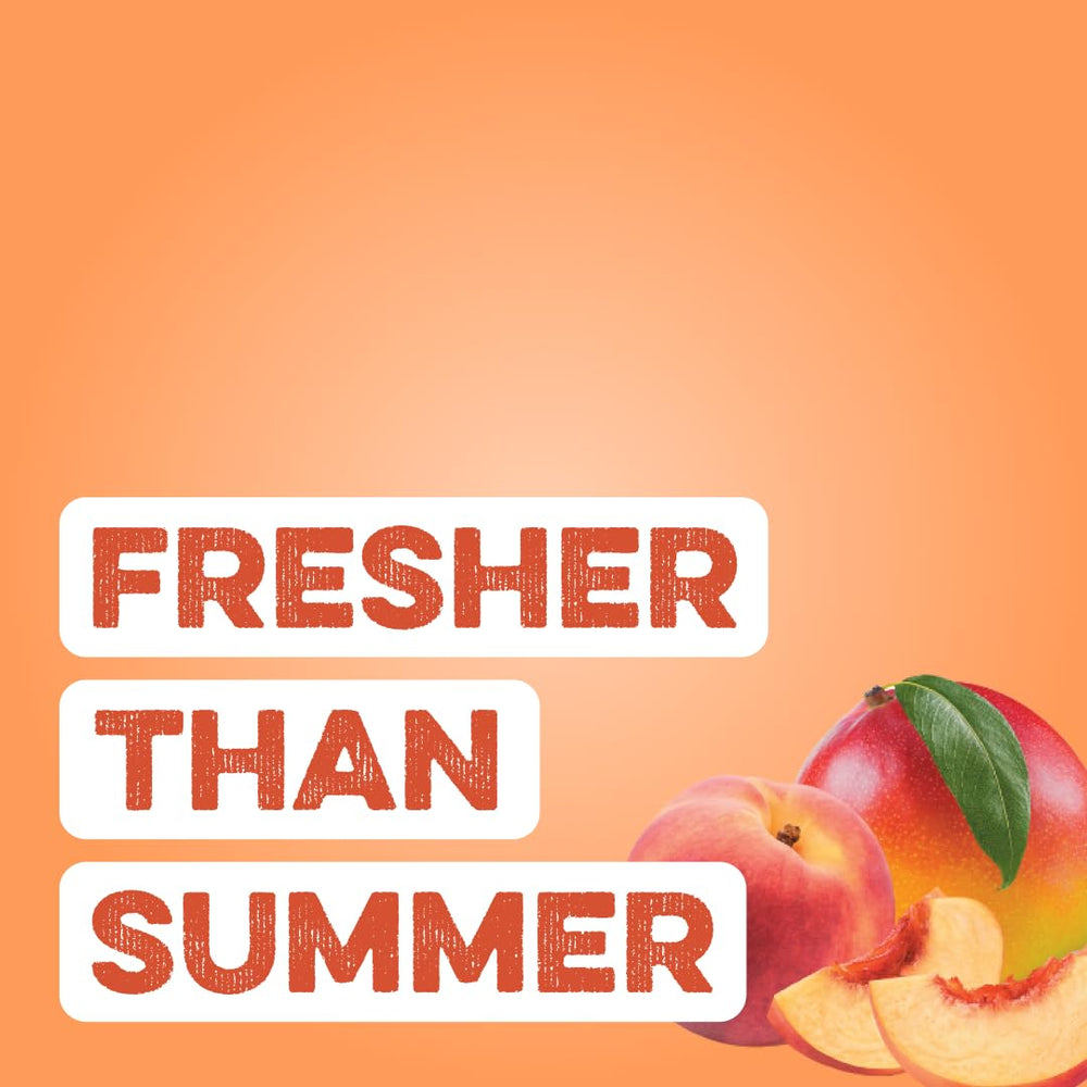Vaso con bebida Peach Mango mezclada en mano, Clean Simple Eats ofrece sabor refrescante