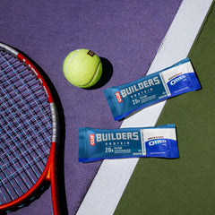 CLIF BUILDERS porción abierta junto a un café como snack post-ejercicio