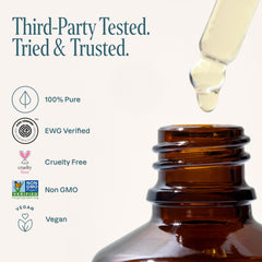 Cliganic aceite en puntas de cabello aportando brillo y control