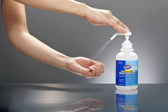 Clorox comparación de tamaño en mano que demuestra capacidad 500 mL práctica