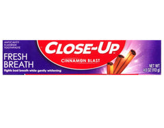 Close-Up etiqueta y lista de ingredientes destacando flúor para protección dental