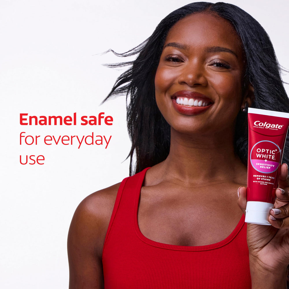 Colgate Optic White junto a objeto para comparar tamaño y portabilidad