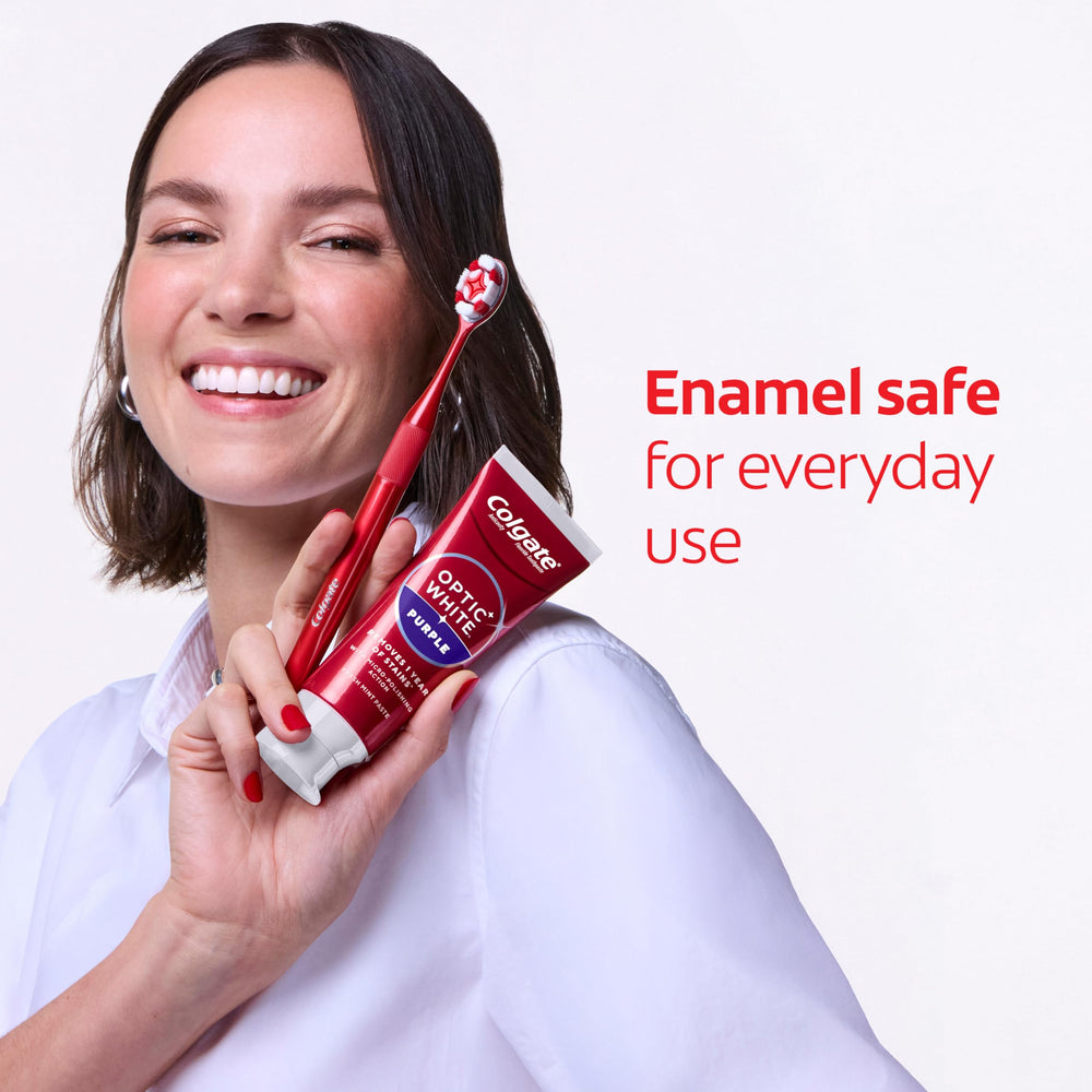 Colgate Optic White Purple en uso cepillando dientes para limpieza efectiva