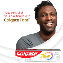 Colgate Total colocada en baño mostrando integración en rutina diaria
