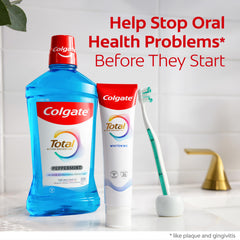 Colgate Total persona usando enjuague para frescor prolongado