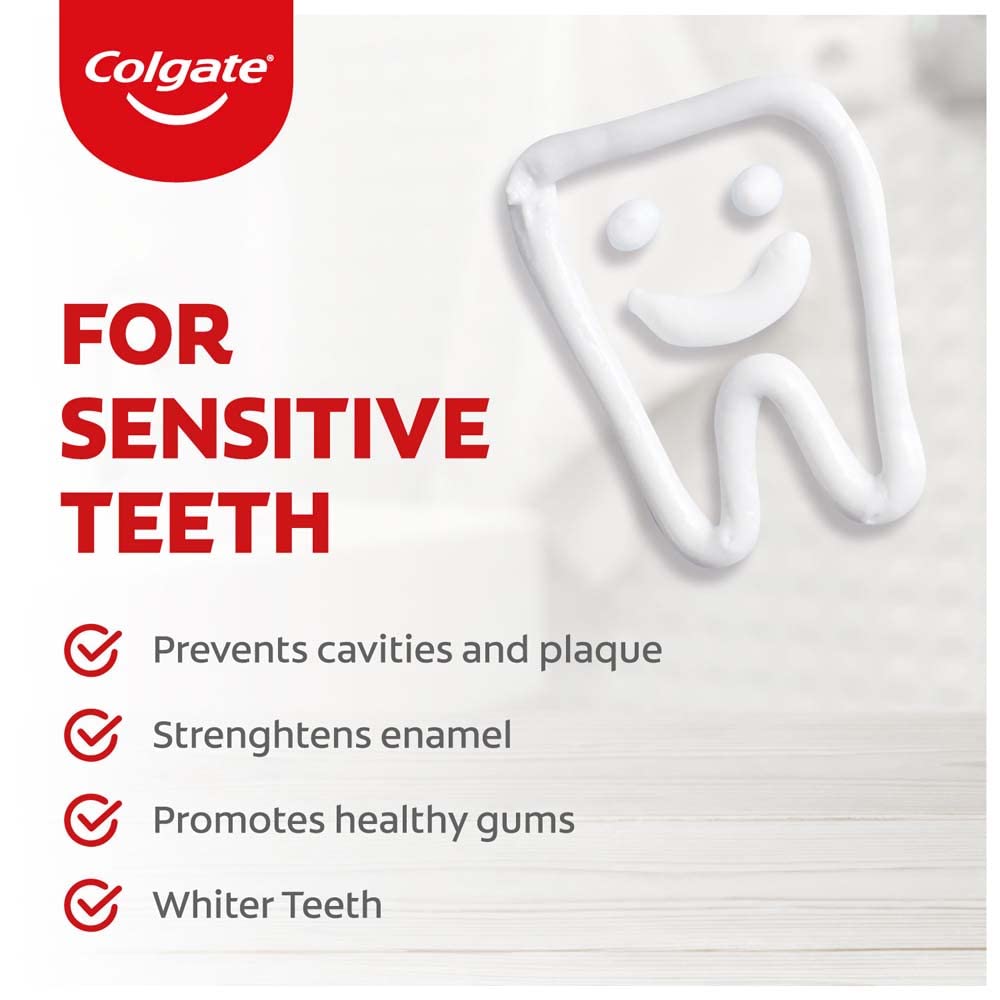 Colgate en uso en un baño moderno, promueve rutina de cuidado bucal