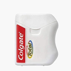 Colgate uso en baño persona utilizando hilo dental para limpieza interdental