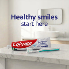 Persona usando Colgate después de comer para aliento fresco y sensación limpia