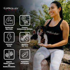 CONTROLLED LABS cápsula en mano sugiere dosis y practicidad diaria