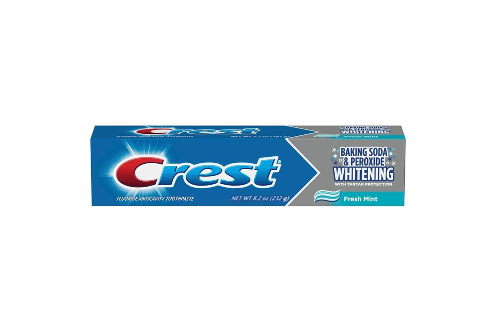 Crest frente del empaque mostrando tamaño 8.2 oz y beneficios de blanqueado