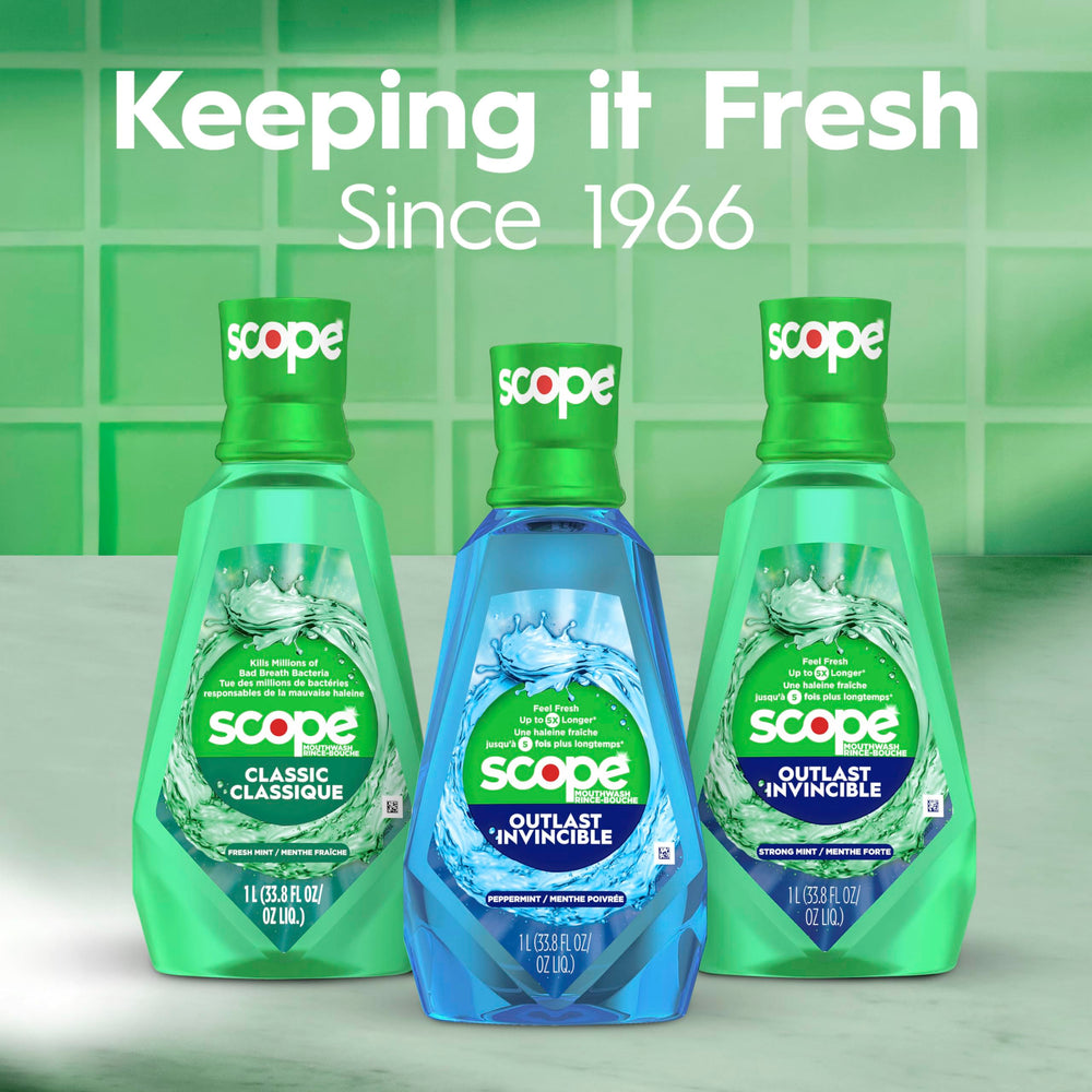 Escena de baño con Crest Scope Classic sobre la repisa transmitiendo uso diario y frescura