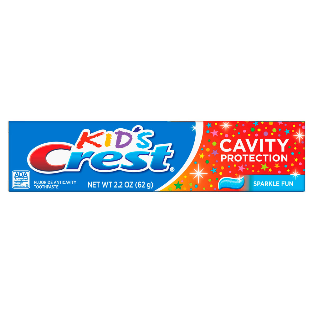 Crest familia usando la pasta en baño enfatizando hábito diario compartido