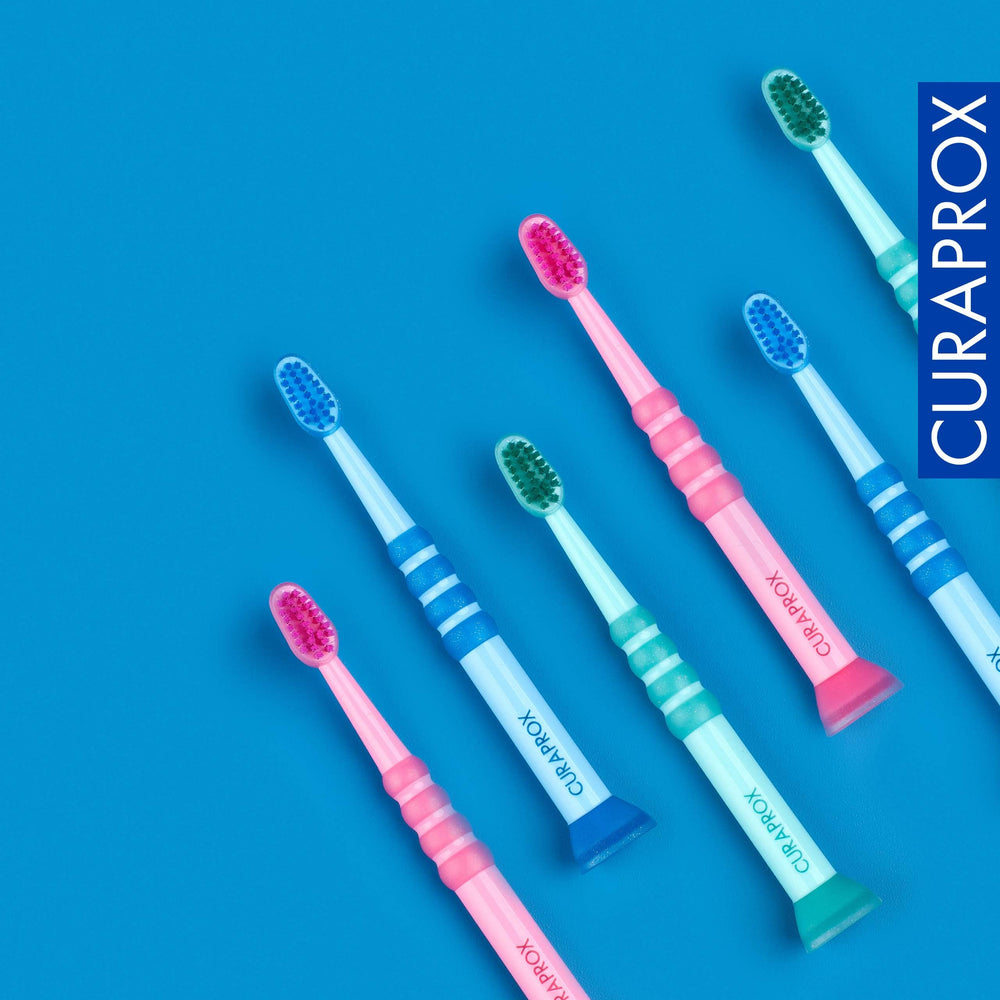 Curaprox comparación de tamaño para mostrar adecuación a bocas infantiles