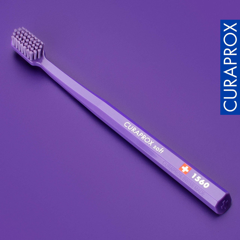Curaprox cepillo en baño morado, diseño atractivo y práctico