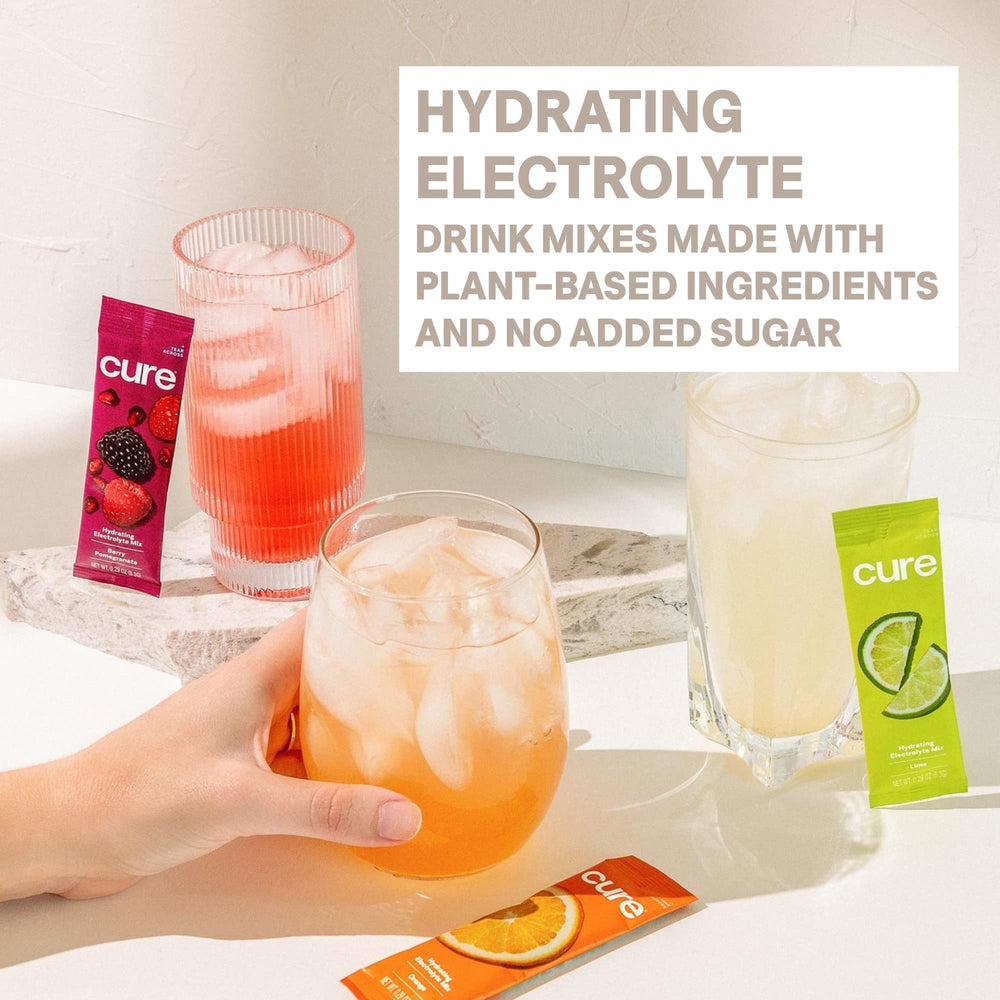 Cure Hydration comparación de tamaño con mano para visualizar porción portátil