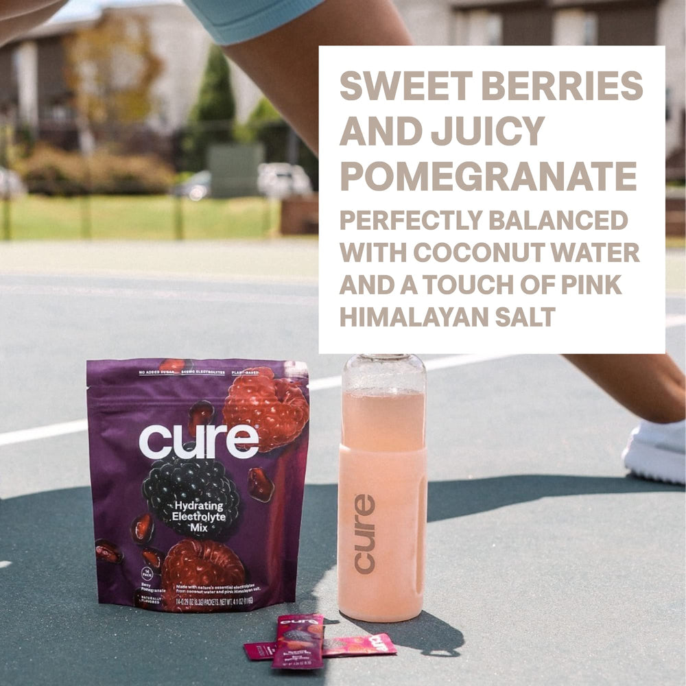 Cure Hydration en deportista bebiendo después del entrenamiento, recuperación práctica