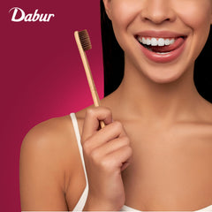 Dabur Meswak en entorno de baño transmitiendo rutina de higiene diaria