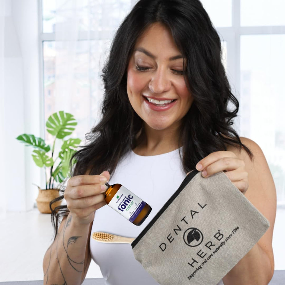 Dental Herb Company primer plano del líquido y textura para apreciar ingredientes naturales