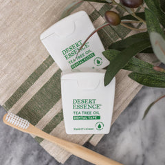 Desert Essence hilo junto a hoja de árbol de té, beneficio de aroma botánico