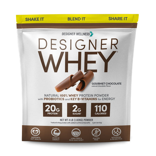 Designer Wellness envase frontal mostrando 4 lb y sabor chocolate, clara identidad de marca y beneficio de proteína