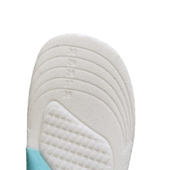 DLOSN plantillas dentro de zapatillas infantiles en escenario de juego para mayor comodidad