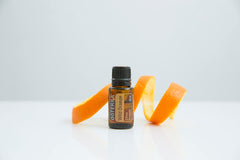doTERRA gota de Wild Orange en superficie resaltando su textura concentrada