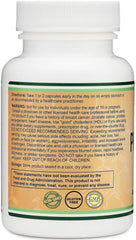 Double Wood Pregnenolone persona tomando cápsula, apoyo práctico al bienestar