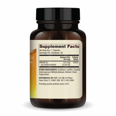 Dr. Mercola cápsula en mano listo para tomar con facilidad