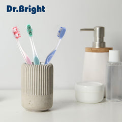 DR.BRIGHT uso en baño, cepillo listo en soporte cuidado diario