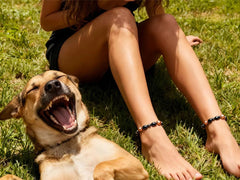 Drkao tobillera en muñeca demostrando uso diario y estilo