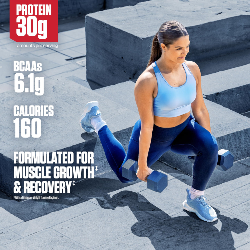 Dymatize batido en mano en gimnasio para recuperación inmediata post-entreno