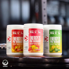 Atleta sosteniendo Dymatize Energyze en gimnasio, transmite energía y enfoque preentreno