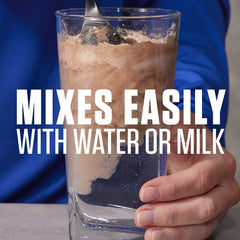 Dymatize batido servido en vaso ilustrando sabor chocolate y facilidad de consumo