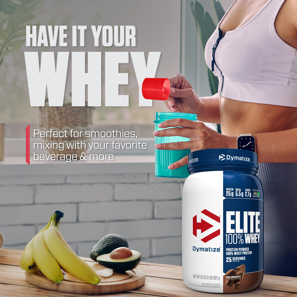Dymatize batido en mano en el gimnasio, recuperación rápida tras ejercicio