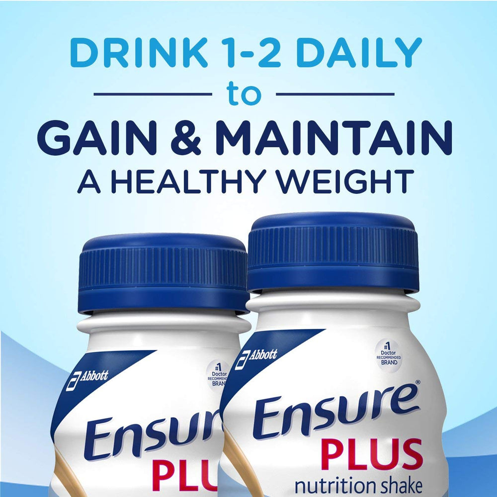 comparación de tamaño de Ensure Plus en mano, demuestra su portabilidad y conveniencia