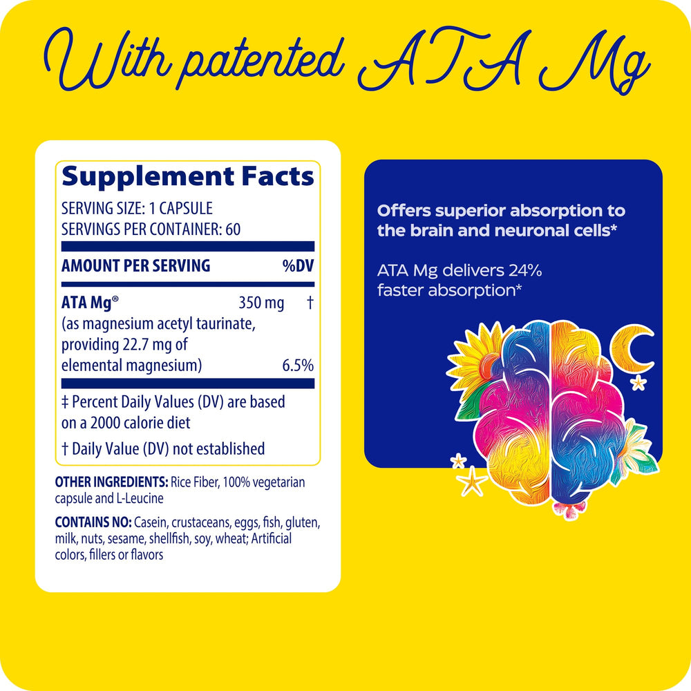 Persona tomando cápsula con agua para una rutina diaria.