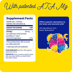 Persona tomando cápsula con agua para una rutina diaria.