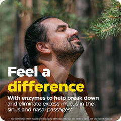 Tomando una cápsula MucoStop para apoyo respiratorio diario.