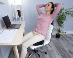 Ergonomic Innovations cojín mostrado con objeto para comparar tamaño práctico