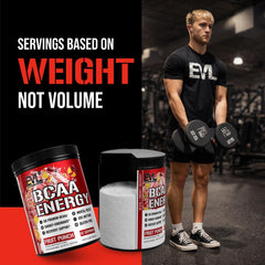 Atleta en gimnasio consumiendo EVL BCAA Energy para energía y enfoque