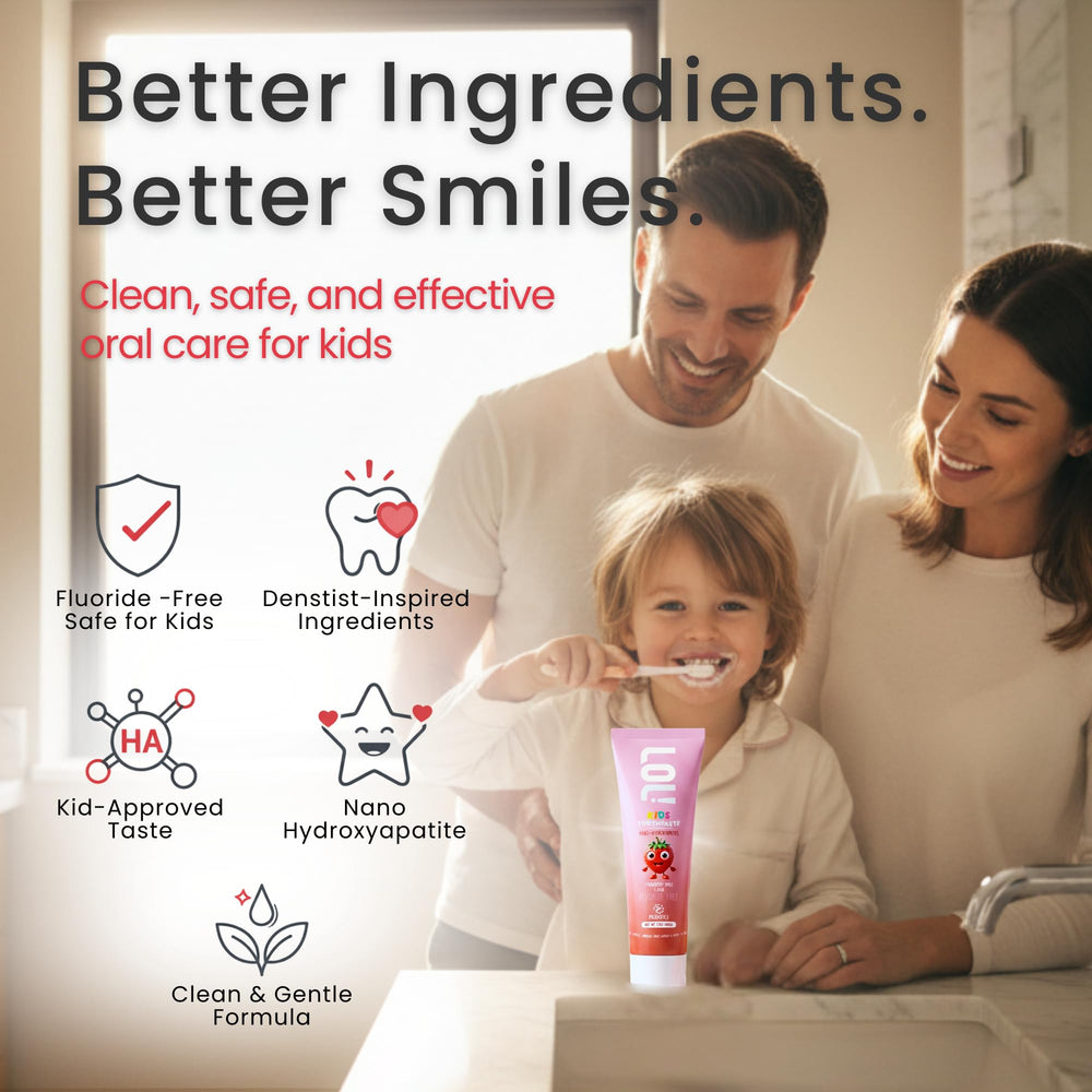 Padres e hijo usando Fawelo LOL en baño, promoviendo hábitos de cepillado compartidos