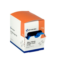 First Aid Only funda en uso aplicando ungüento que facilita higiene y precisión
