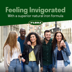Persona tomando Flora Flor-Essence en cocina, integrándolo en rutina cotidiana