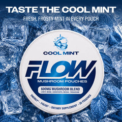 Flow Pouches junto a una mano, comparación de tamaño para uso portátil