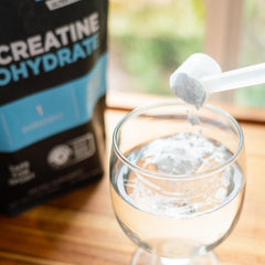 Deportista preparando un batido con Fluid Creatine antes de entrenar