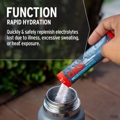 Fluid Tactical sobre disolviéndose en vaso de agua, demostrando preparación simple y rehidratación inmediata