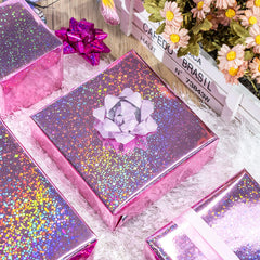 Flyhill envolviendo regalo pequeño con acabado rosa holográfico atractivo