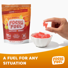 Atleta tomando FocusFuel antes del entrenamiento para energía sostenida