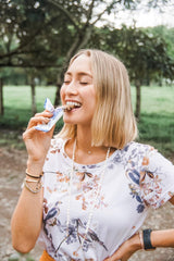 Persona disfrutando Fody en exterior como snack fácil y sin molestias