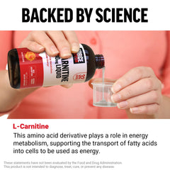 Force Factor persona vertiendo L-Carnitine antes de entrenar para energía